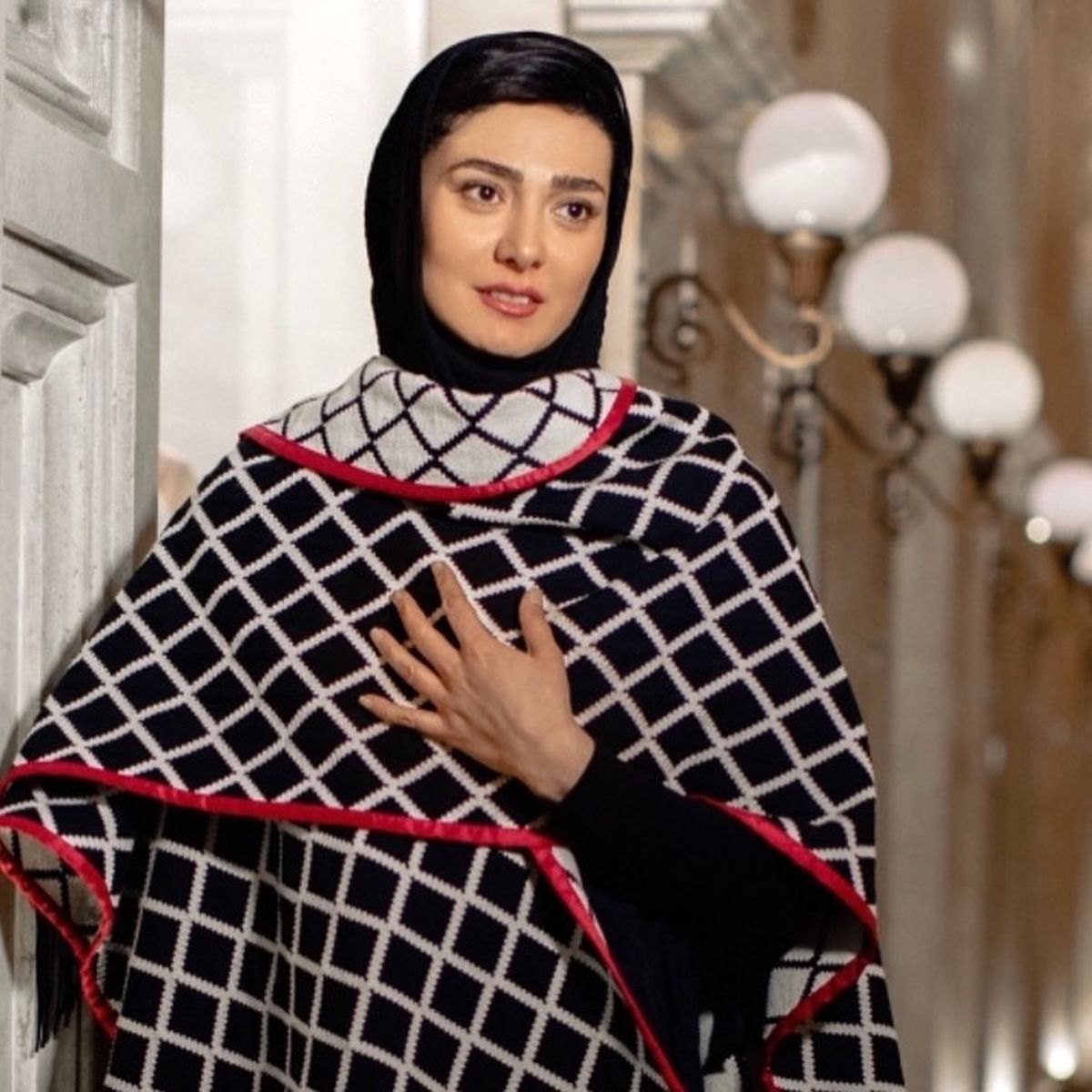 لباس شطرنجی جواهر بانوی عمارت+عکس