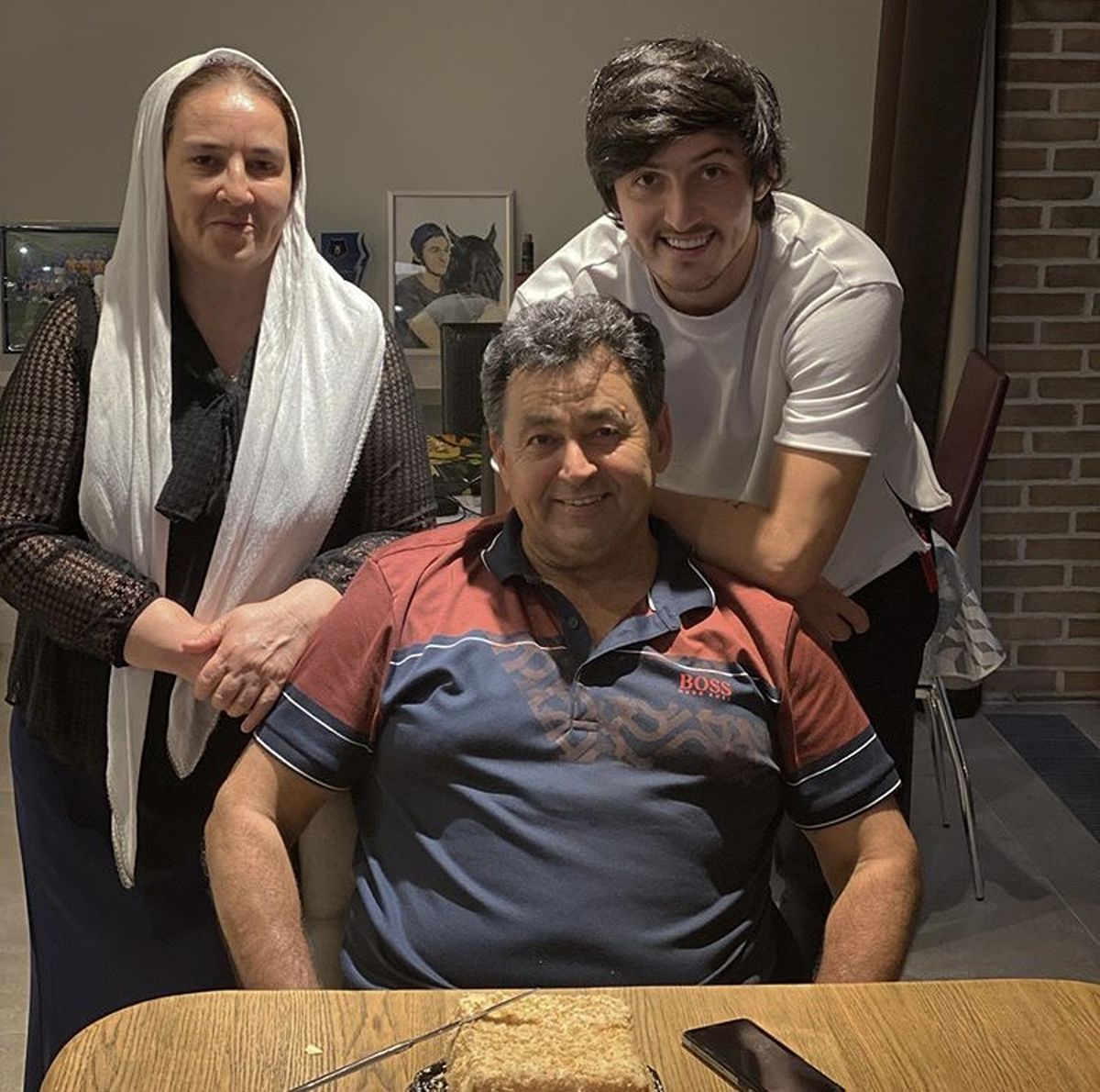 سردار آزمون‌در کنار پدر و‌مادرش + عکس