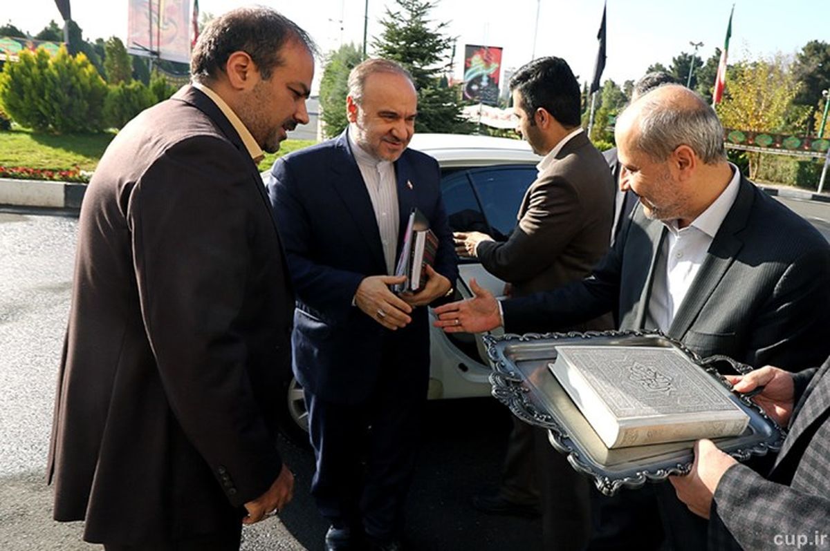 ورود وزیر ورزش به ساختمان اش!