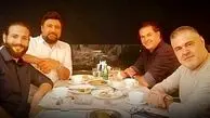 محمد علیزاده و دوستانش در یک رستوران + عکس