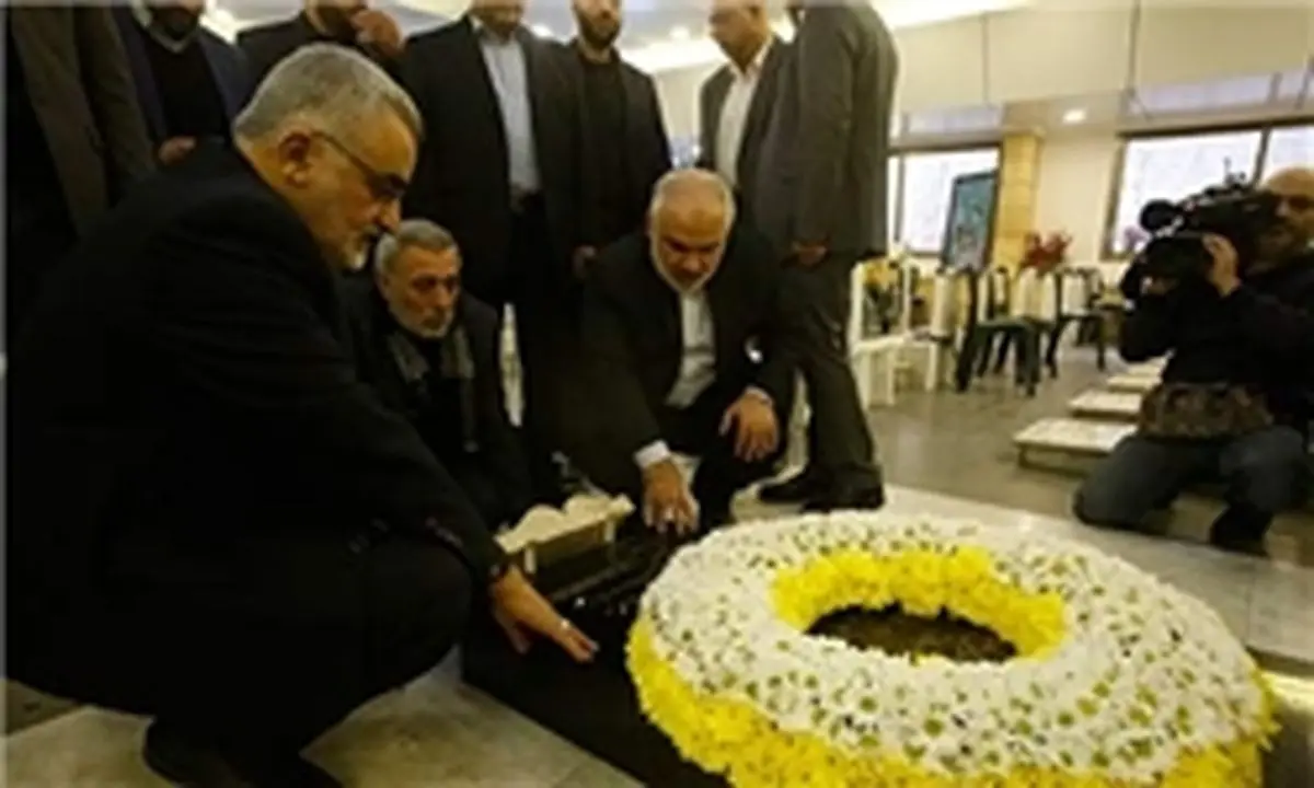 «علاء الدین بروجردی»‌ بر سر مزار «شهید قنطار»‌ حاضر شد