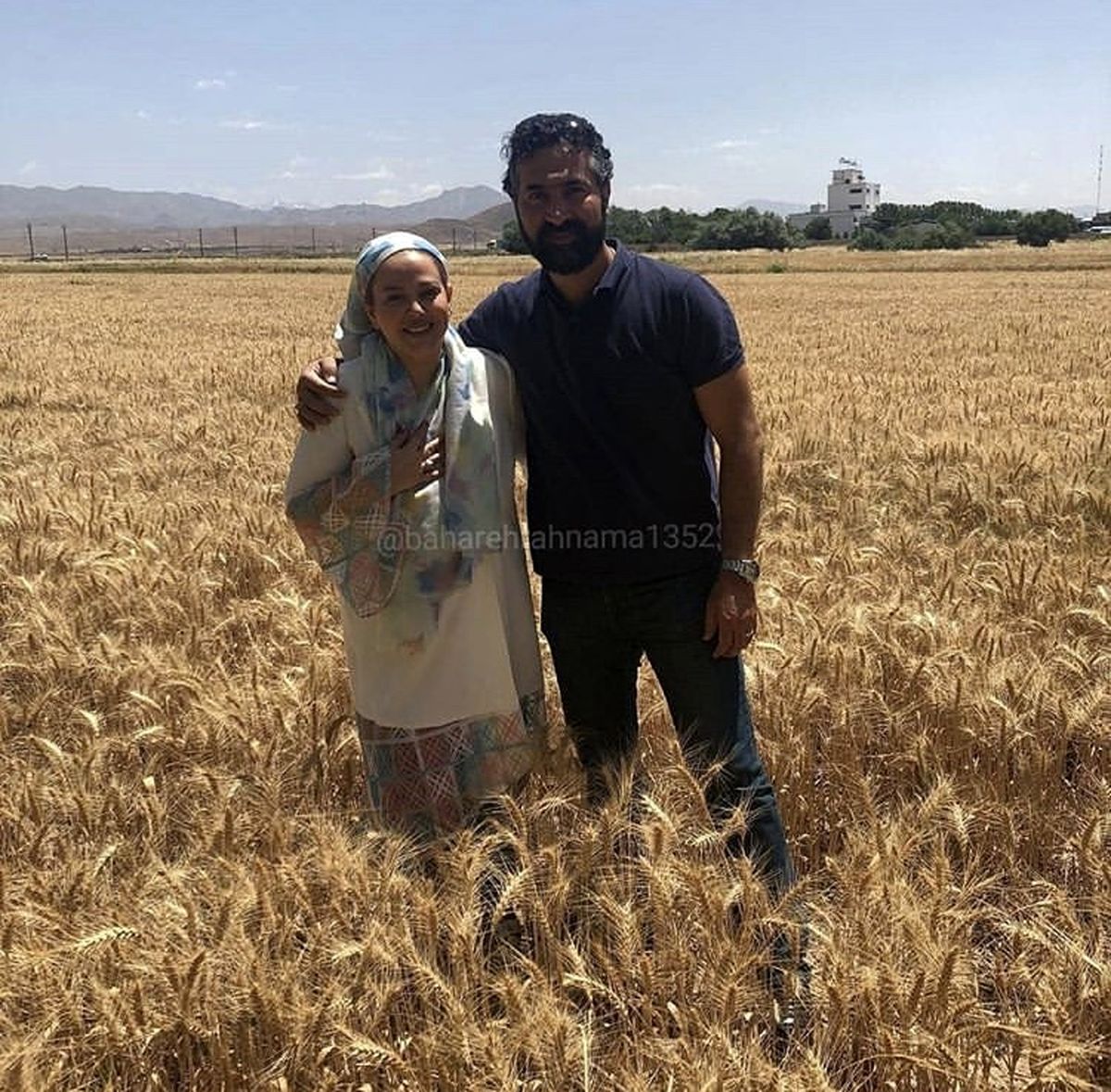 بهاره رهنما و حاجی در دل گندم زار + عکس