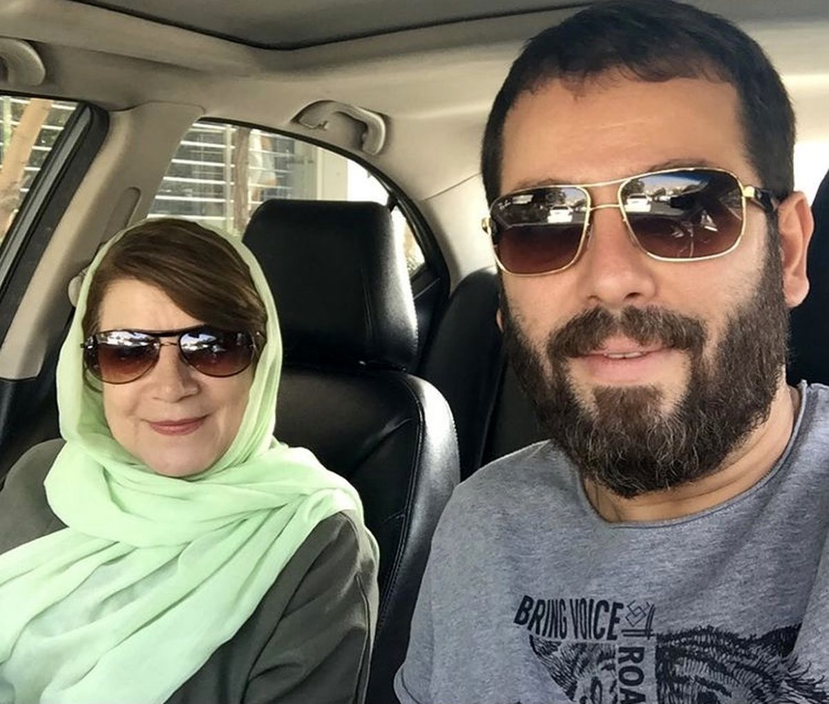 امیررضا دلاوری در کنار مادر خود + عکس