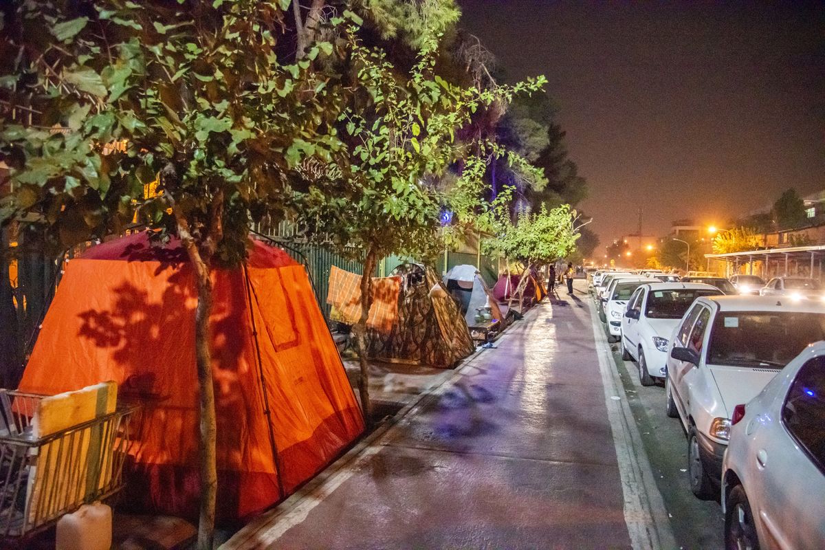 همراه بیماران در اطراف بیمارستان‌ها چادر زده‌اند و شرایط سختی دارند
