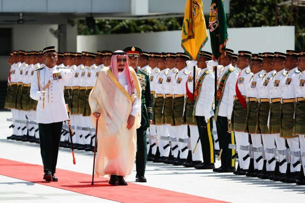 ملک سلمان با لیموزین‌ها و آسانسورهایش وارد اندونزی شد