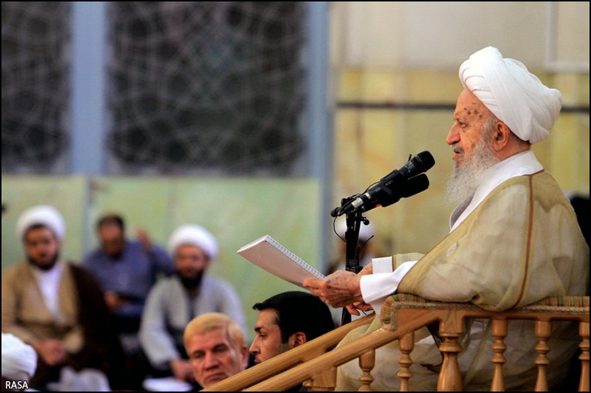 آیت الله مکارم: تعجب می کنم چرا کسی به اقدام فائزه اعتراض نکرد