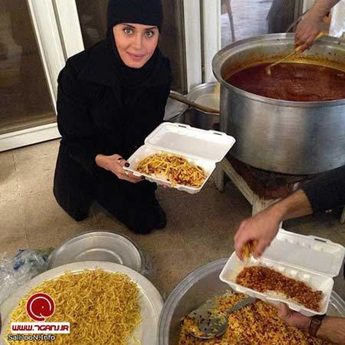کمک الناز شاکردوست در هیئت امام حسین(ع)+عکس