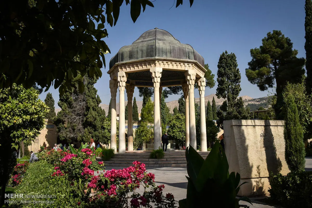 "حافظ" تو ختم کُن که هنر خود عیان شود ...