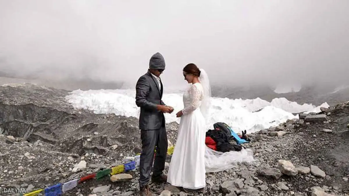 ازدواج بر بام اورست!/عکس