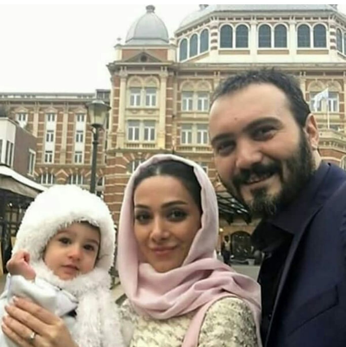 خارج گردی کامبیز دیرباز و همسر ودخترش+عکس