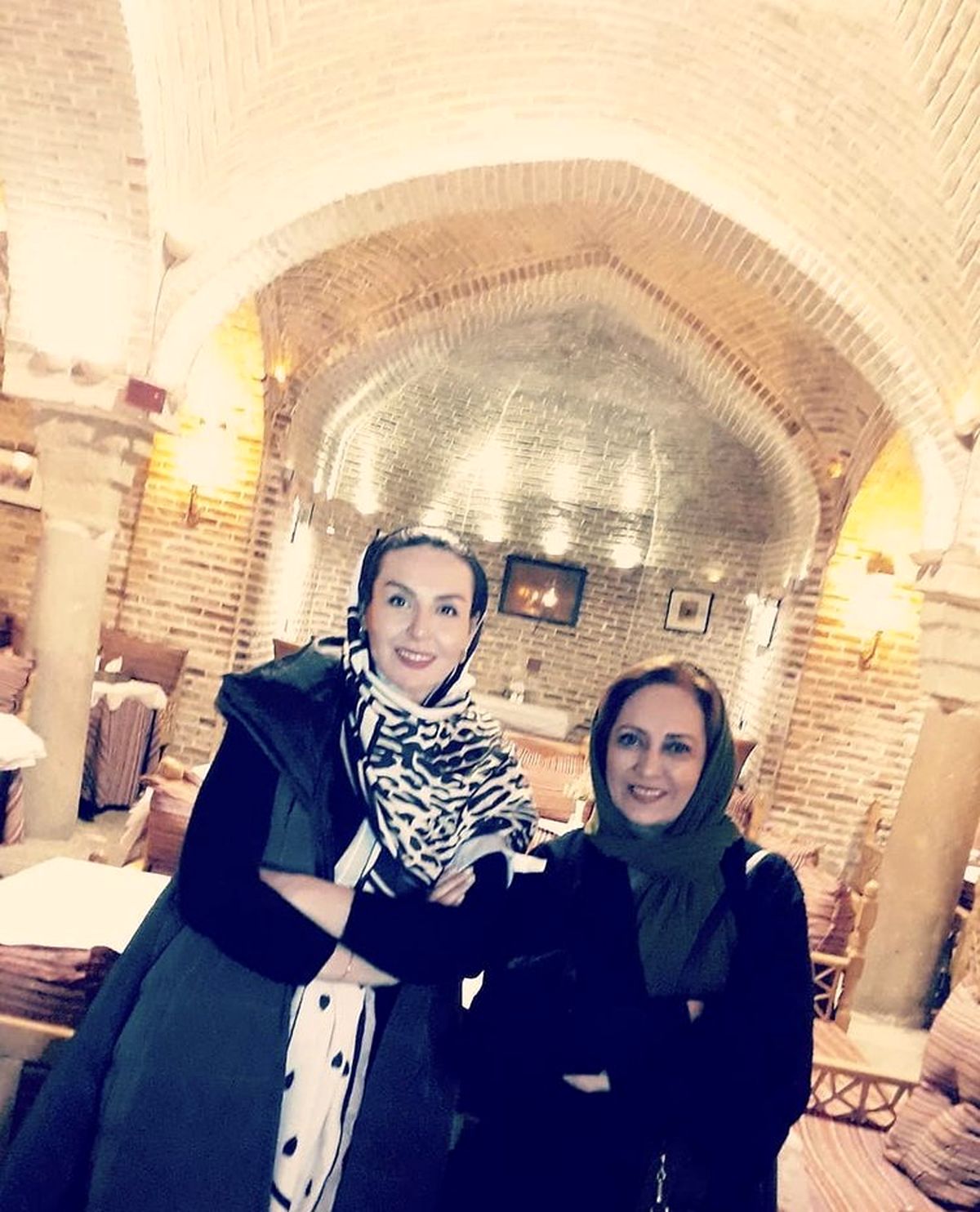 دو بازیگر زن معروف در یک رستوران سنتی + عکس
