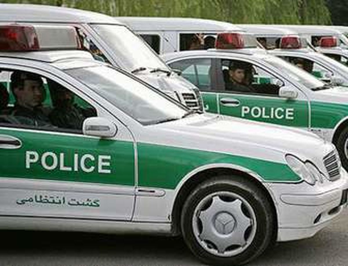 درخواست همسر زن برهنه روی ماشین پلیس + فیلم