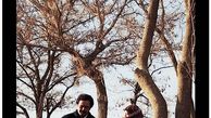 حمیرا ریاضی با لباس های محلی زیر درخت پاییزی