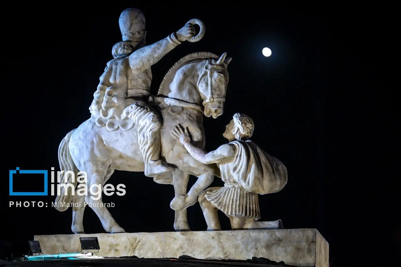 تصاویر: رونمایی از مجسمه «زانو زنندگان برابر ایران»