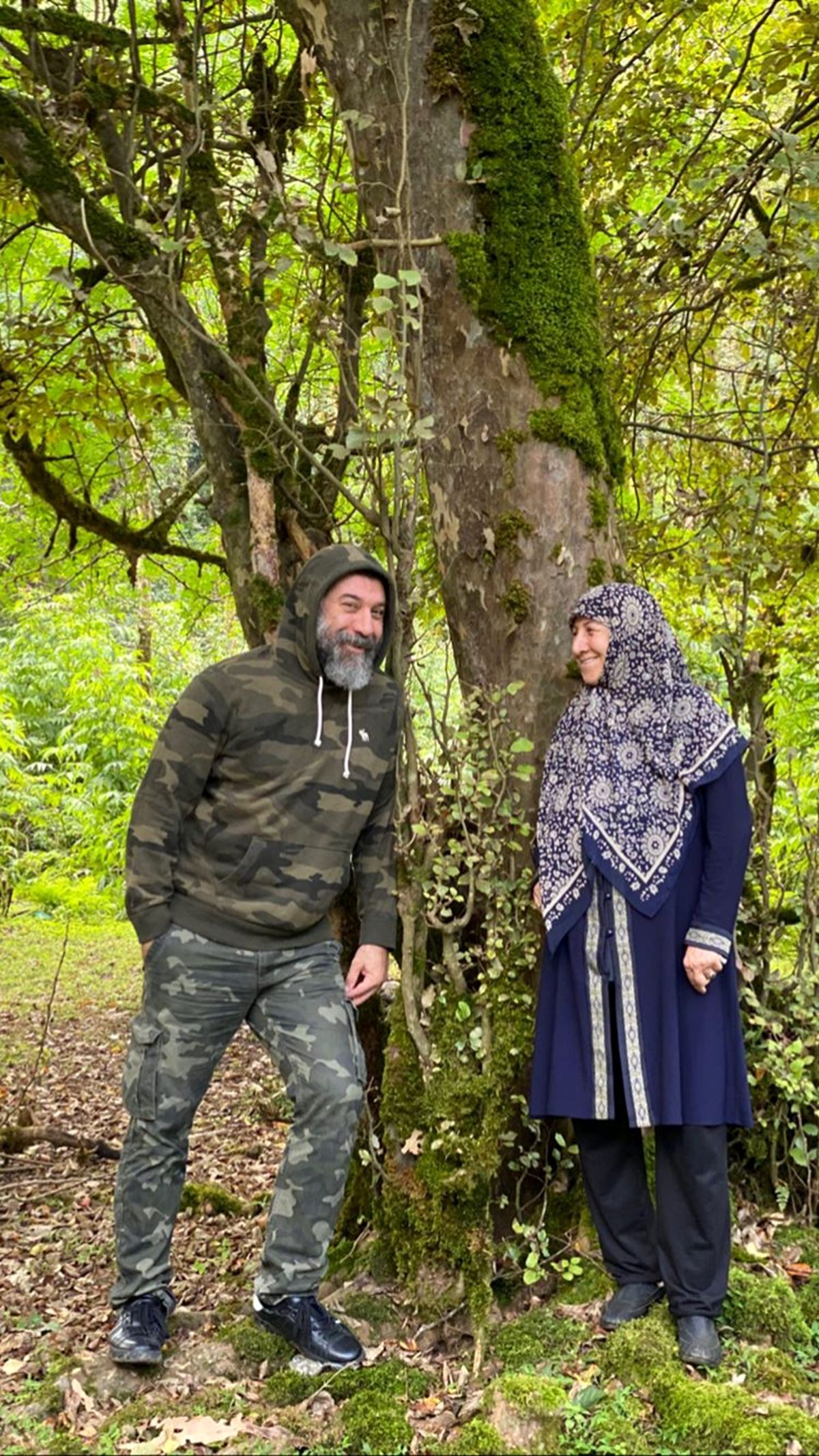 جنگل گردی فوتبالیست سابق با مادرش + عکس