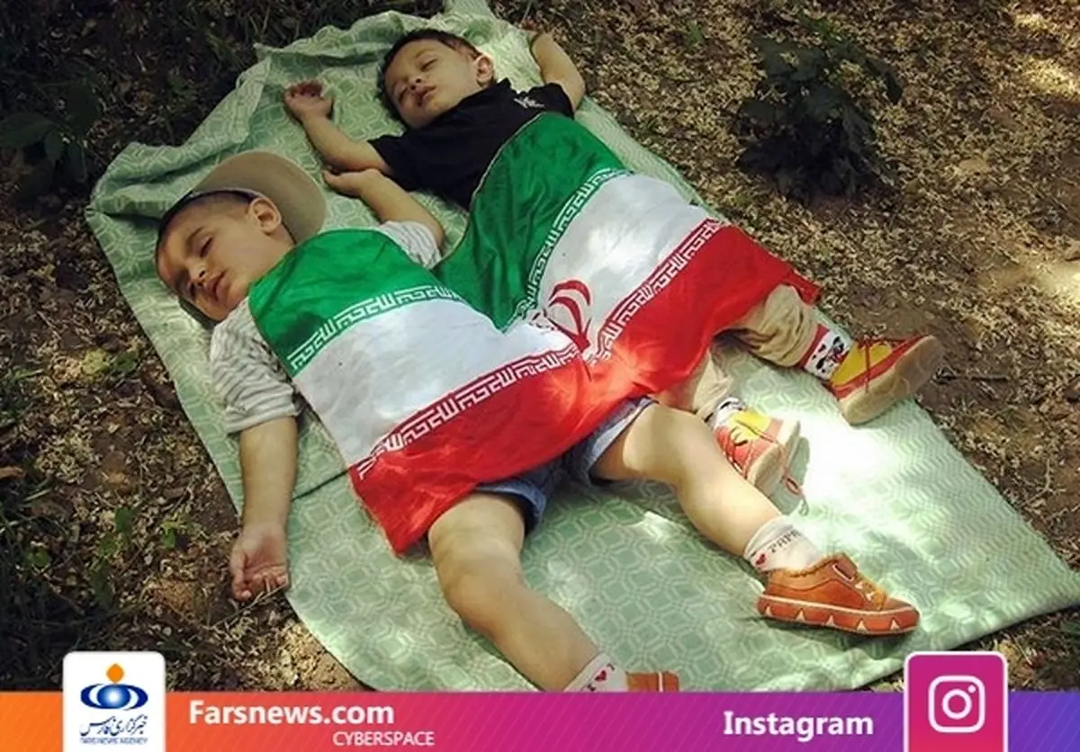 خواب  دو کودک زیر پرچم ایران/عکس