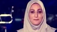 خانم مجری در یک لابی سبز