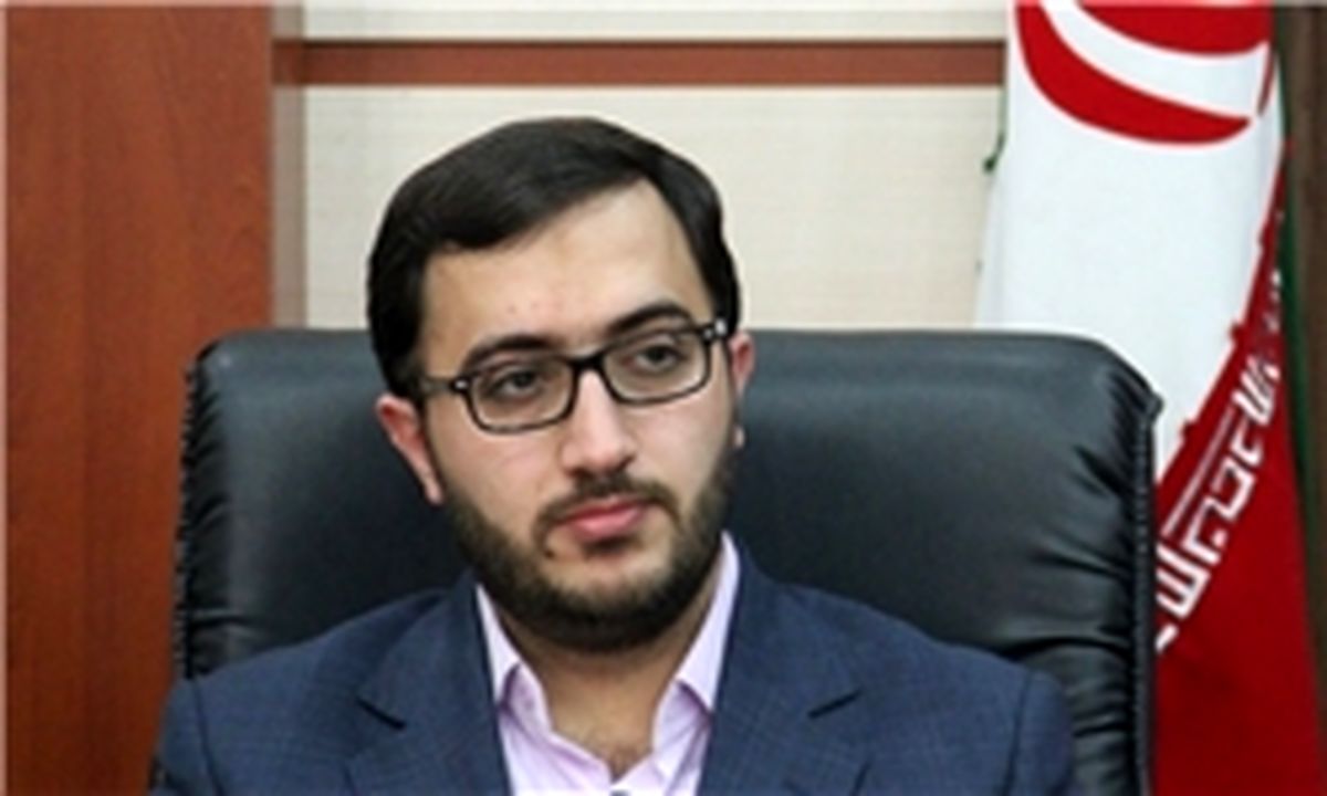 محصّلان به تبلیغ کالای ایرانی می‌پردازند