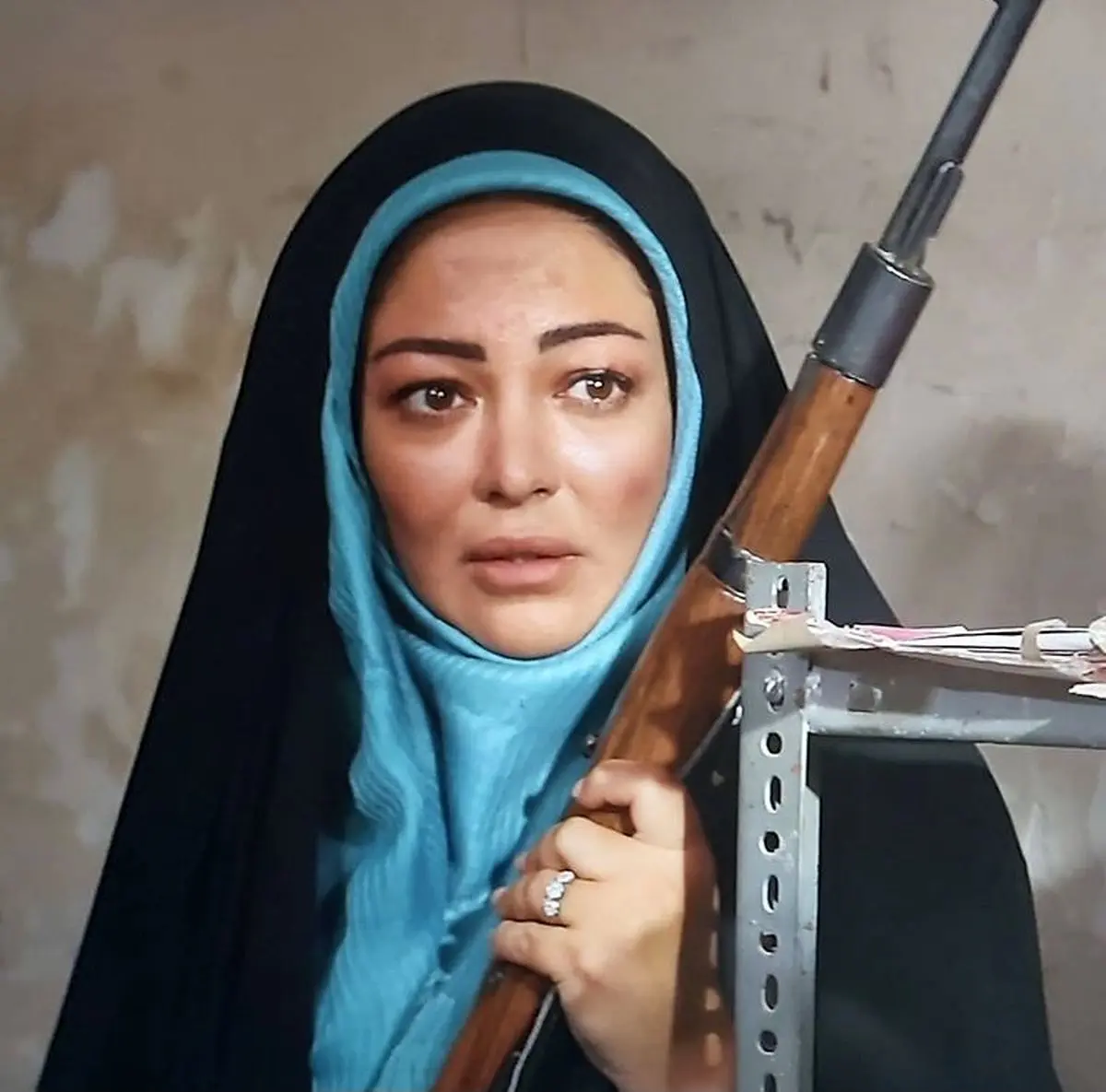 اسلحه کشی خانم بازیگر + عکس