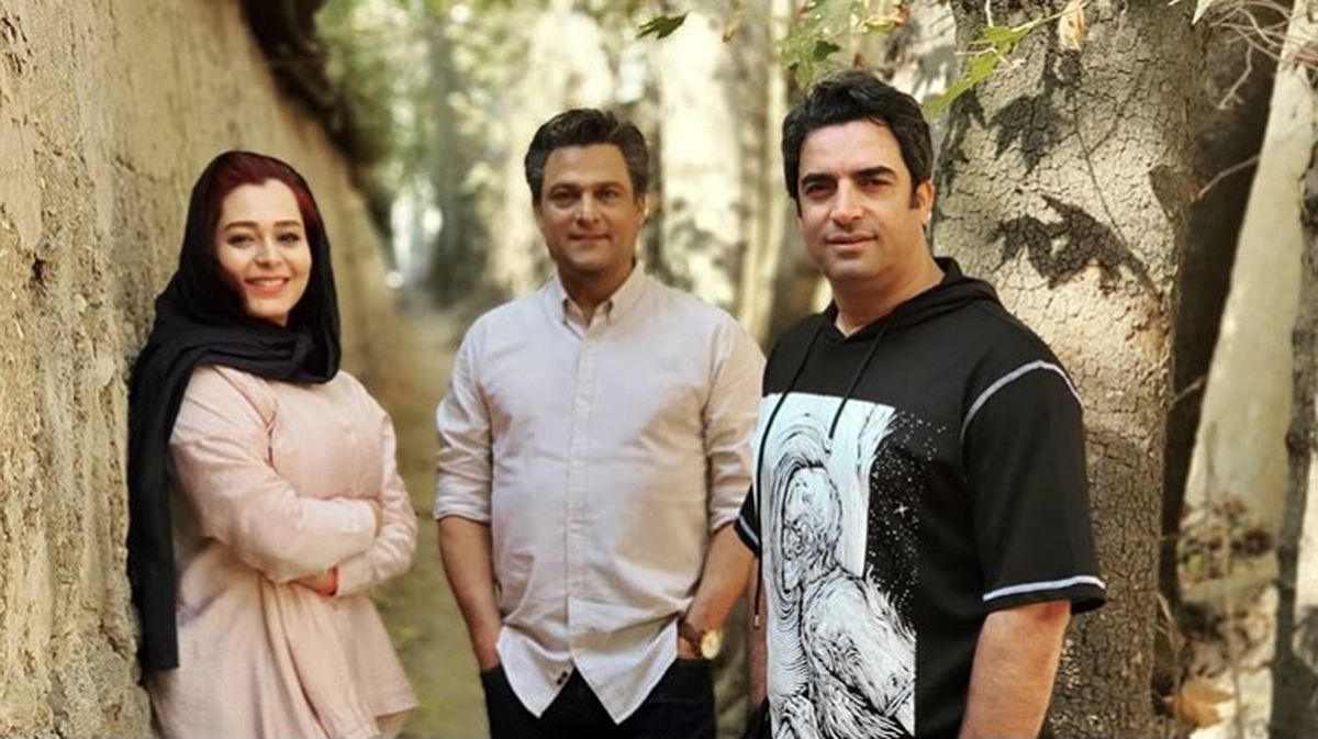 منوچهر هادی و‌بازیگران سریال جدیدش در خیابان + عکس