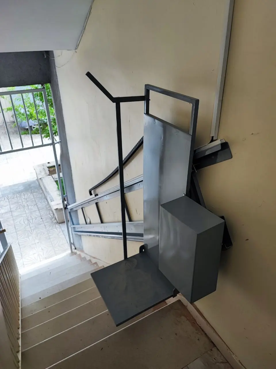 بالابر پله ایستاده