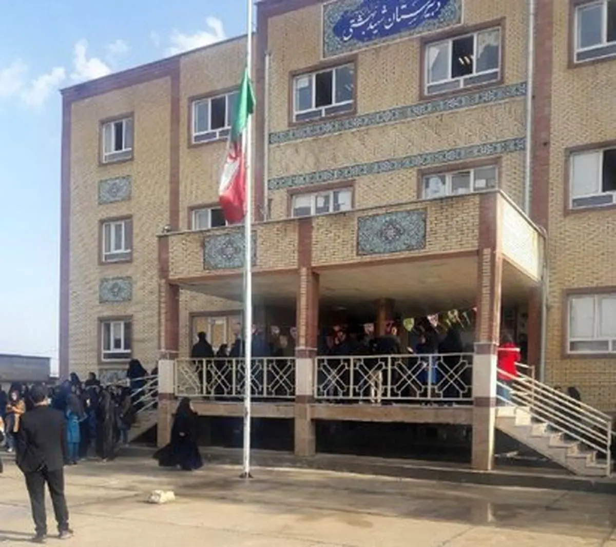 خودکشی دختر دانش آموز / مدرسه تعطیل شد (+عکس)