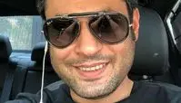 سلفی روزبه معینی با عینک خاصش در ماشین + عکس
