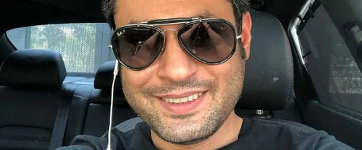 سلفی روزبه معینی با عینک خاصش در ماشین + عکس