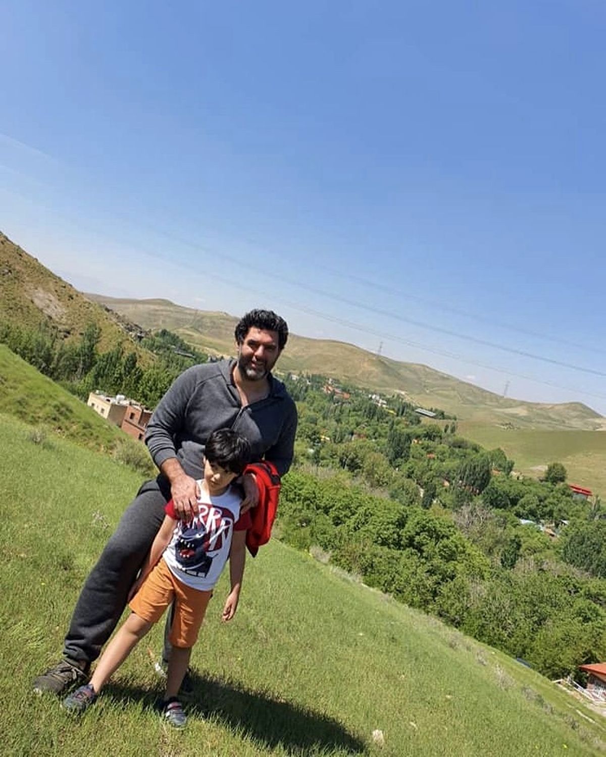 کارگردان هم گناه و پسرش در دل طبیعت + عکس