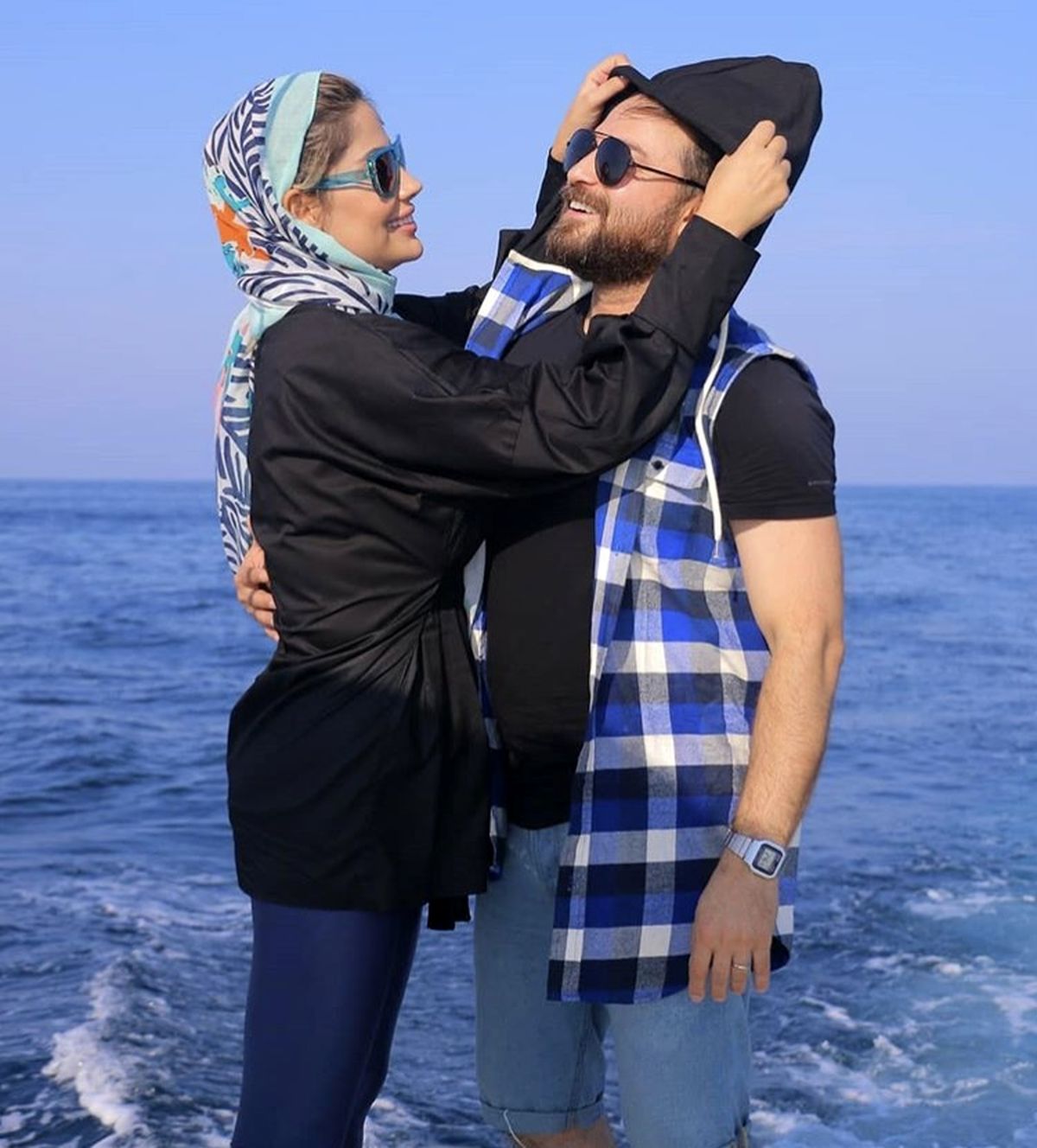 عاشقانه‌های خواننده مشهور و‌ همسرش کنار دریا + عکی