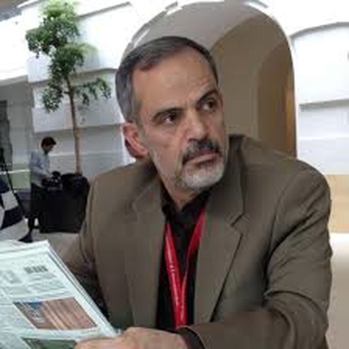 عکس 30 سال پیش خبرنگار معروف در کنار مزار مردی بزرگ