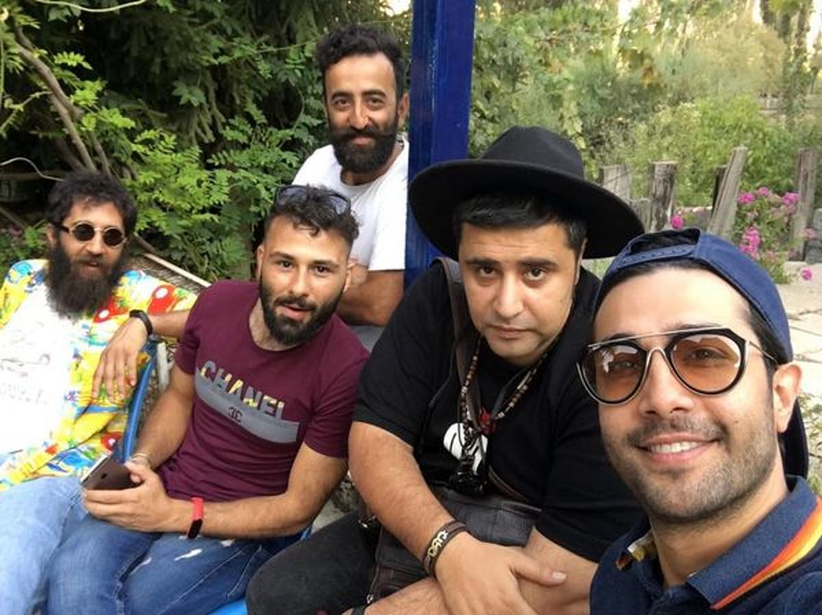 حسین مهری با دوستانش+ عکس