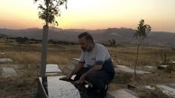آقای بازیگر بر سر مزار پدرش + عکی