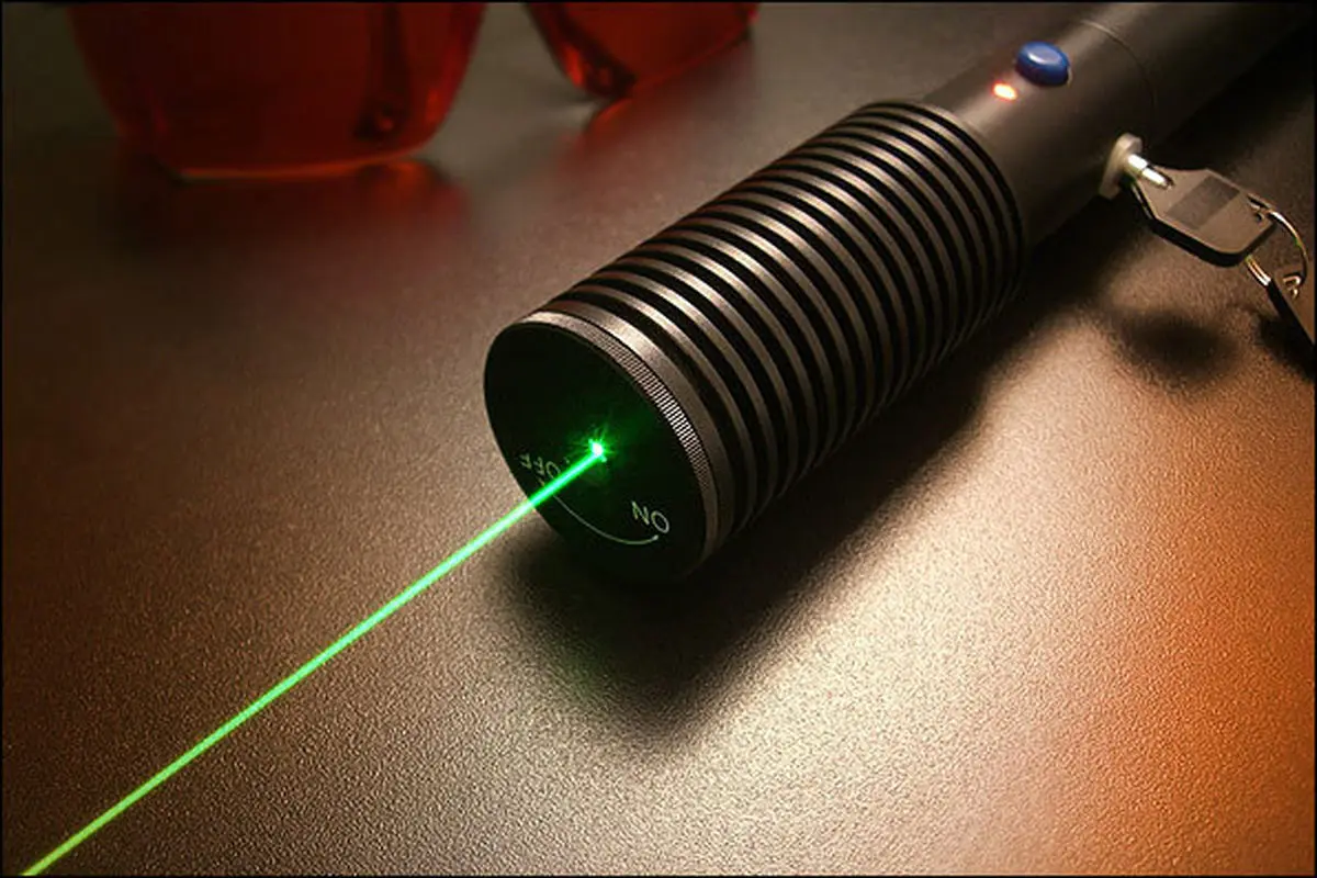 مجازات تاباندن نور لیزر به وسایل نقلیه در انگلیس چیست؟