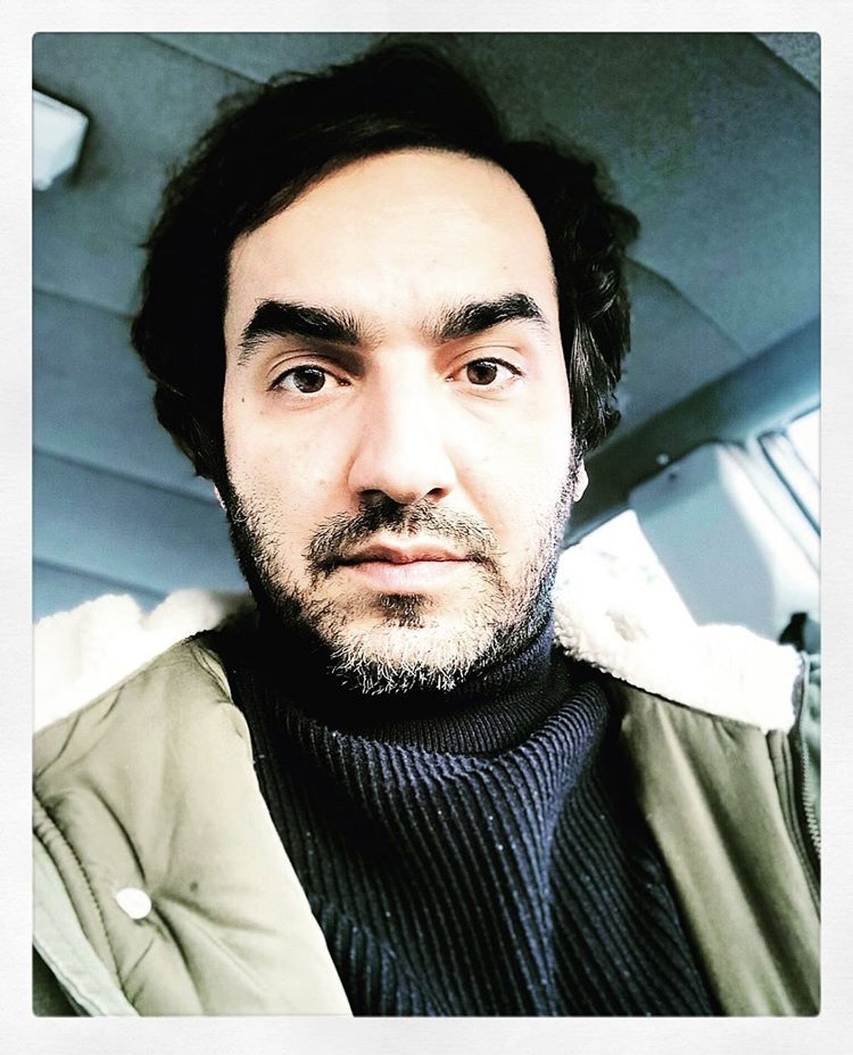 سلفی آقای بازیگر در ماشینش + عکس