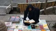 مسن‌ترین دستفروش زن در میدان انقلاب!/عکس