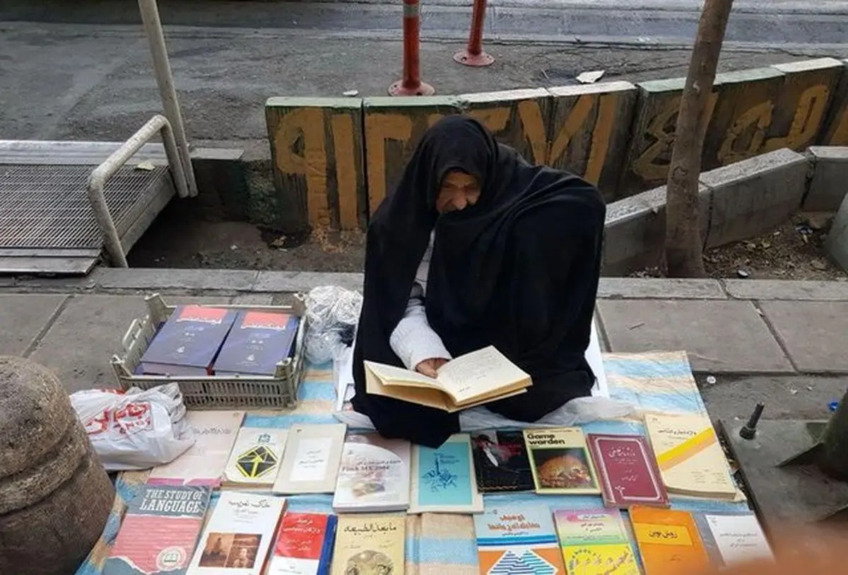 مسن‌ترین دستفروش زن در میدان انقلاب!/عکس