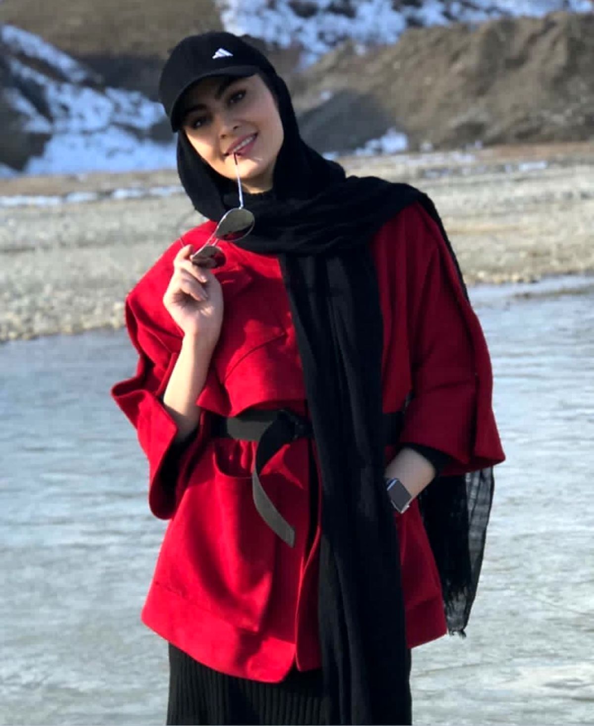بانوی عمارت با تیپ امروزی لب آب+عکس