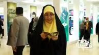 قرائت بخش‌هایی از وصیت‌نامه شهید حاج قاسم سلیمانی توسط بازدیدکنندگان نمایشگاه کتاب تهران در غرفه انتشارات "مکتب حاج قاسم"