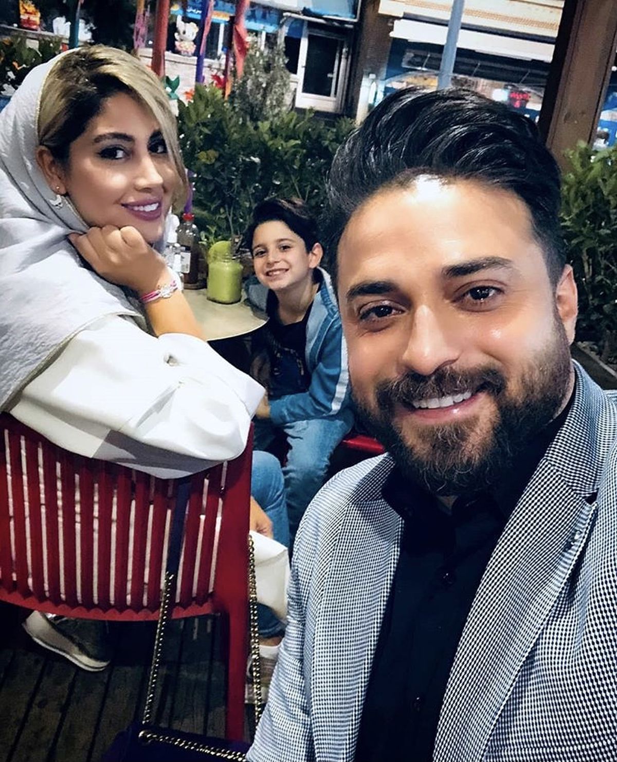 بابک جهانبخش و خانواده اش در رستوران + عکس