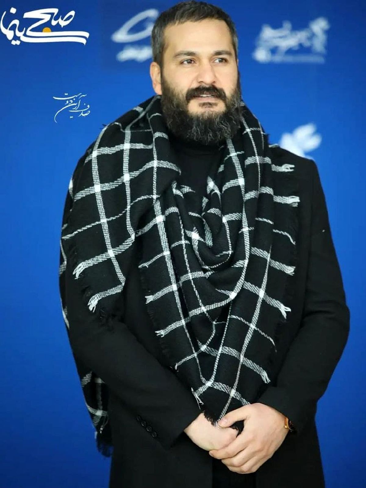 تیپ عجیب میلاد کی مرام با چفیه در چهلمین جشنواره فیلم فجر