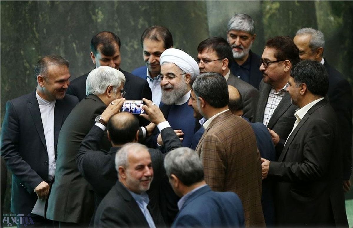 نمایندگانی که با موبایل از روحانی و وزرای پیشنهادی عکس گرفتند/تصاویر