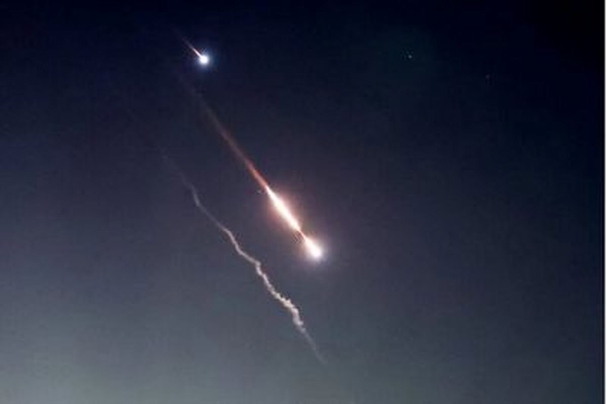 تصویری جالب از آسمان ایران همزمان با حمله ایران به اسرائیل