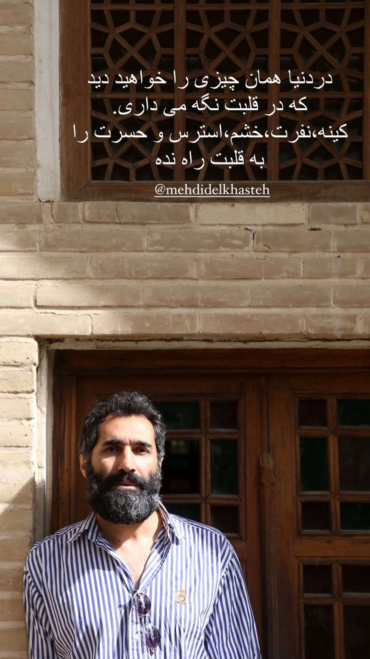 هادی کاظمی در عمارتی قدیمی + عکس