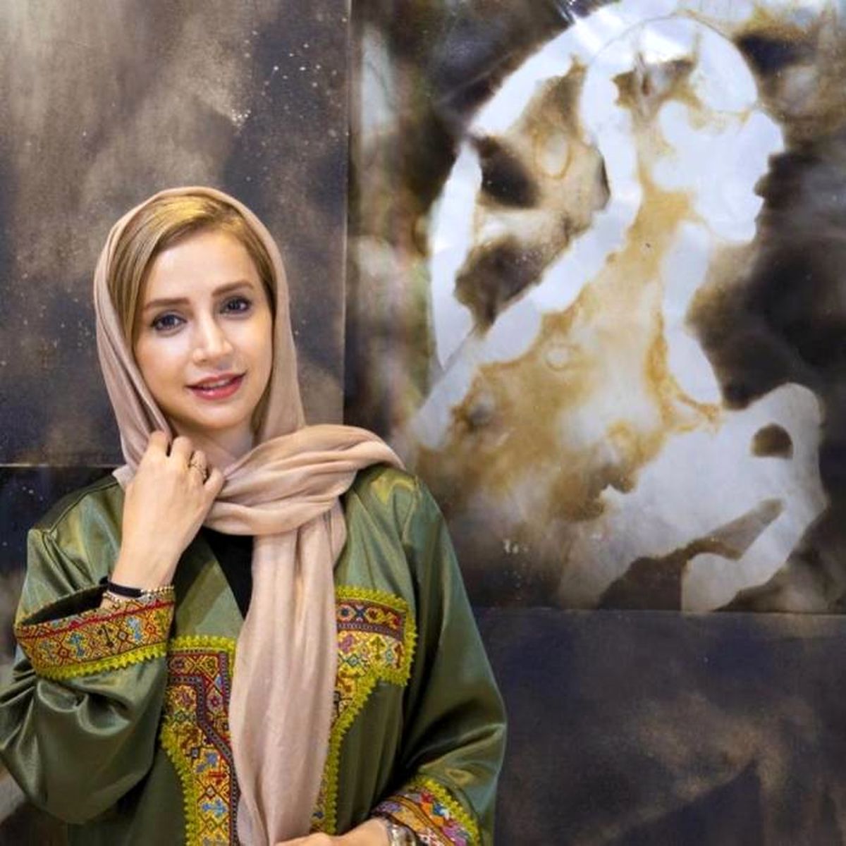 عکس جدید خانم بازیگر با یک تابلو نقاشی خاص