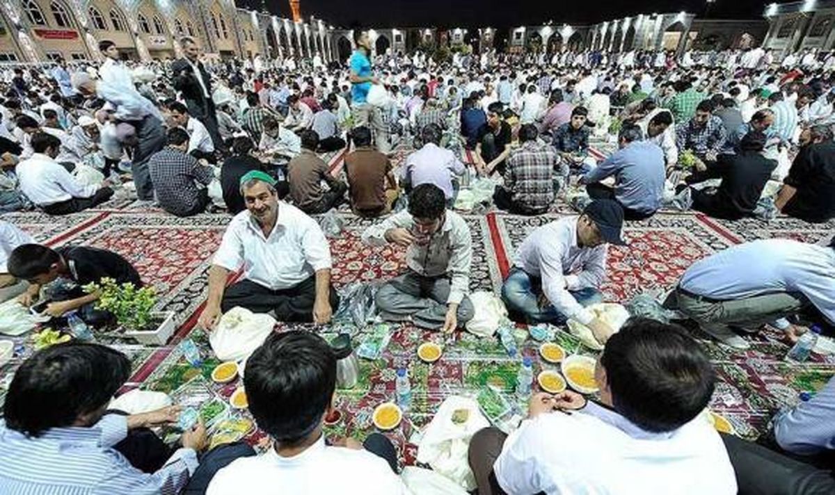 حال و هوای افطاری در حرم امام رضا(ع)/ مهمانان هشتمین خورشید+ تصاویر
