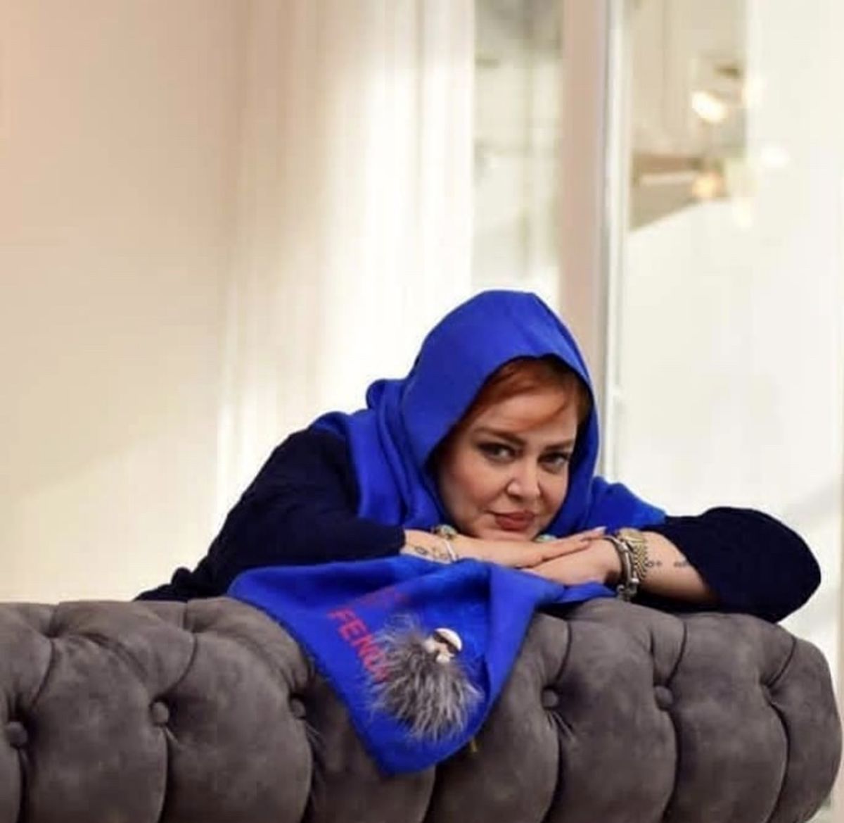 بهاره رهنما روی مبل خانه اش + عکس