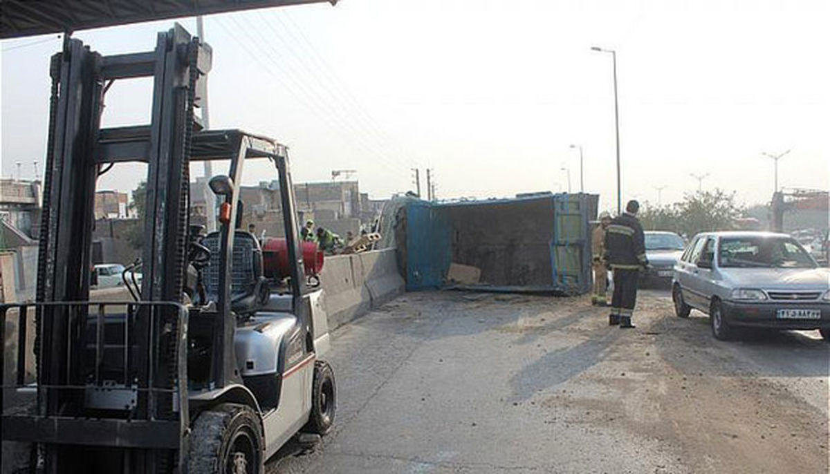 واژگونی کامیونت در بزرگراه آزادگان
