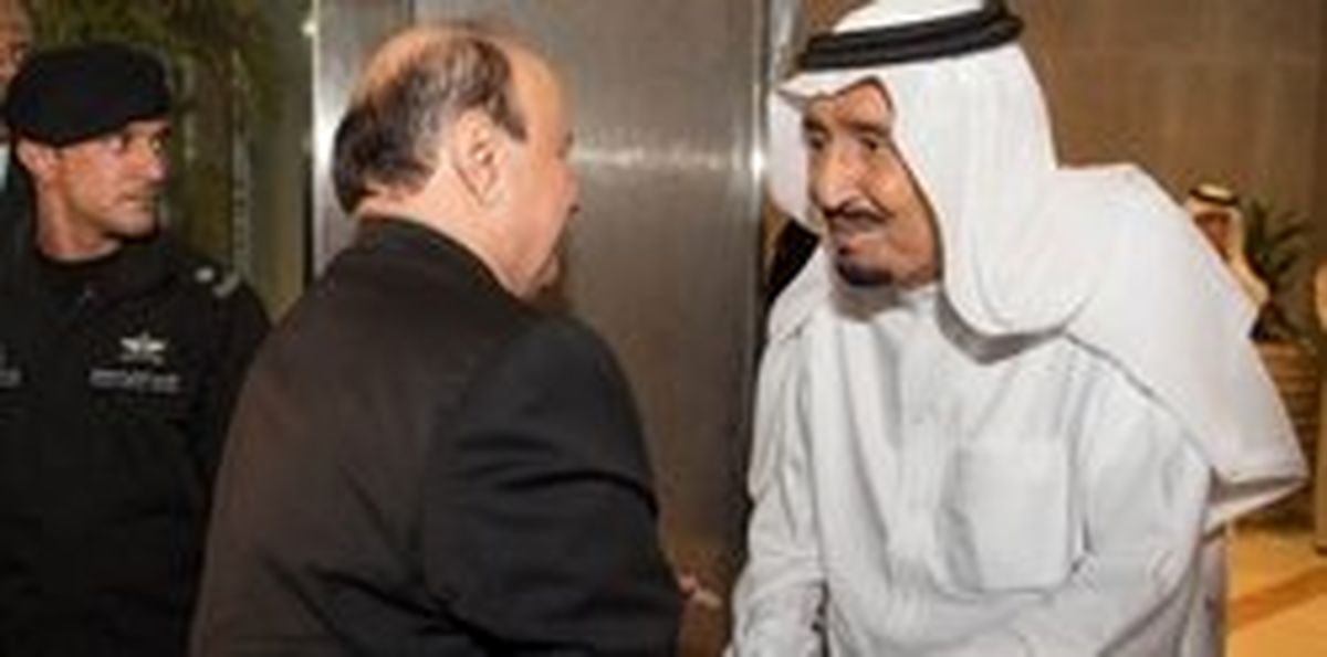 پاره کردن تصاویر ملک سلمان و منصور هادی در تظاهرات یمنی‌ها