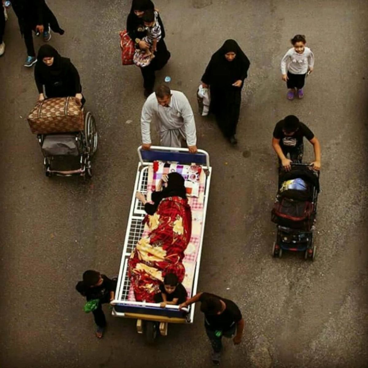 تصویر کم نظیر و عاشقانه از راهپیمایی اربعین در صفحه ده نمکی+عکس